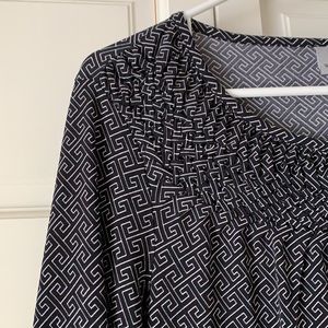 👱‍♀️2/$10👱‍♀️Worthington classy black & white geo top M pucker detail